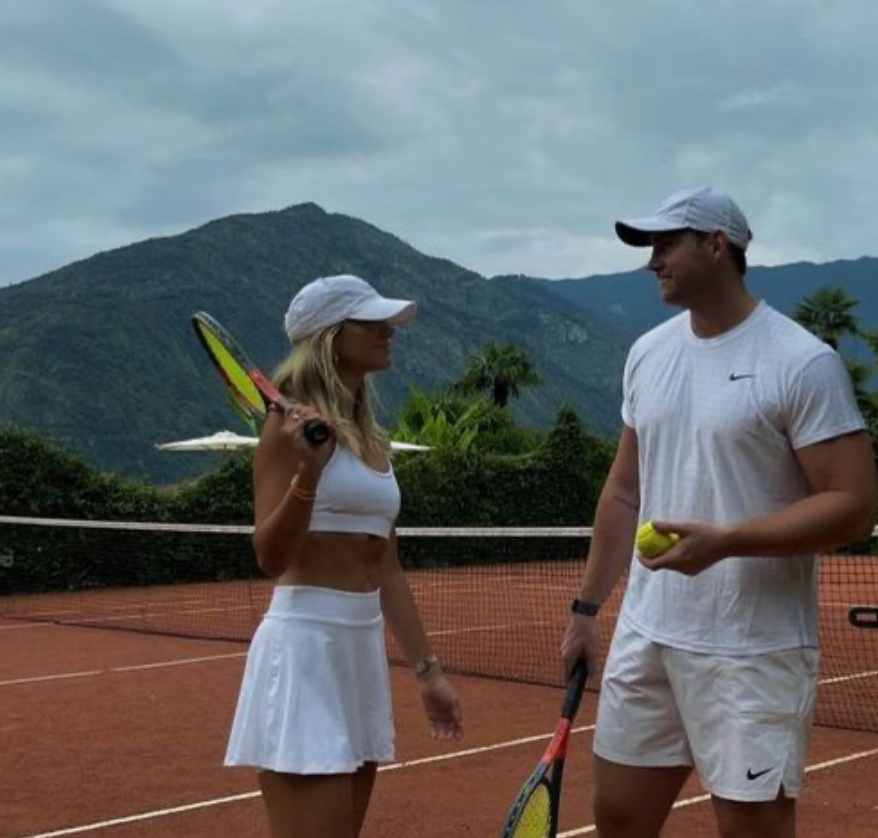 Unisex white hat with green tennis racket design